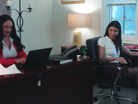 Free Kilo Clips presents: Big butt boss spreads legs to ride her coworker on the bed