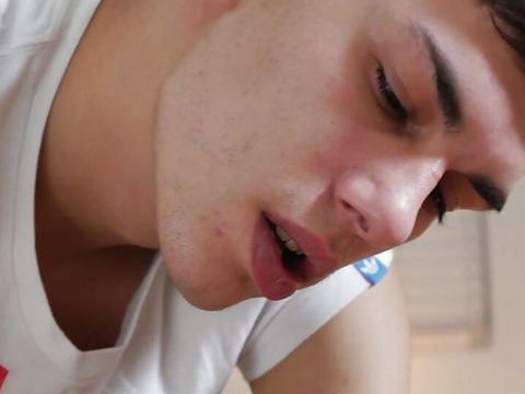 Free Kilo Clips presents: Oscar invites ryan to lie down on his massage table for a soothing, full body rubdown